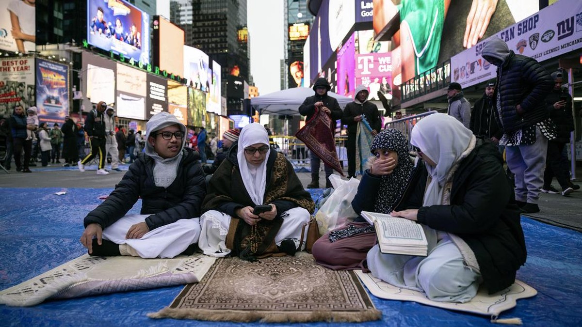 FOTO: Tarawih Perdana Ramadan di Times Square Warga Muslim New York