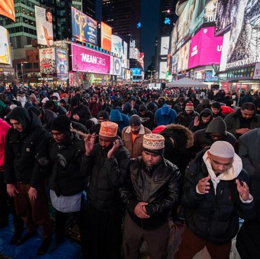 Puluhan Umat Muslim Padati Times Square New York, Gelar Salat Tarawih Berjamaah