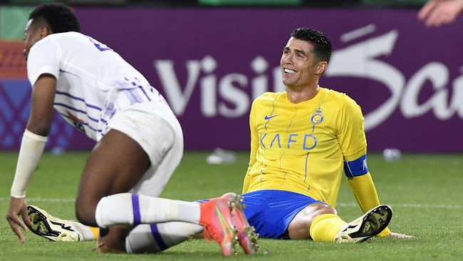 Cristiano Ronaldo viral di media sosial setelah postingan memperlihatkan bagi kakinya. Netizen salah fokus dengan jempol kaki Ronaldo.