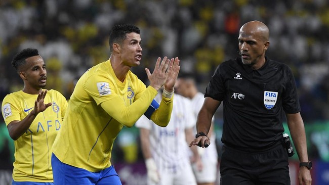 Cristiano Ronaldo jadi sorotan setelah gagal menyelesaikan peluang mudah di depan gawang lawan saat Al Nassr tersingkir dari Liga Champions Asia.