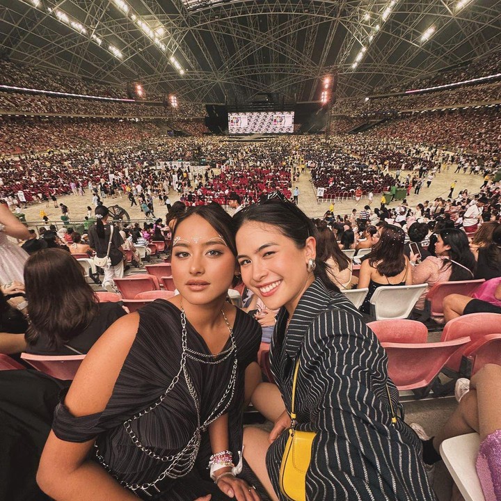 <p>Selebriti pertama yakni aktris sekaligus penyanyi Maudy Ayunda, Bunda. Istri Jesse Choi ini mengajak adik semata wayangnya, Amanda Khairunnisa, untuk menyaksikan penampilan Taylor Swift dalam konser bertajuk <em>Eras Tour</em> yang berlangsung di Singapura beberap waktu lalu. (Foto: Inatagram @maudyayunda dan @akhairunnisa)<br /> <br /><br /></p>