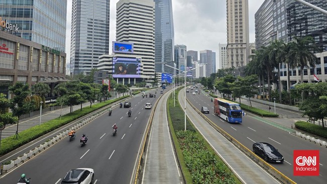 Arus lalu lintas di sejumlah ruas jalan protokol DKI Jakarta terpantau lenggang pada hari pertama puasa Ramadan 2024, Selasa (12/3) siang.