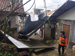 Atap TPS Pasar Induk Among Tani Kota Batu Terbang Timpa Tiga Rumah Warga
