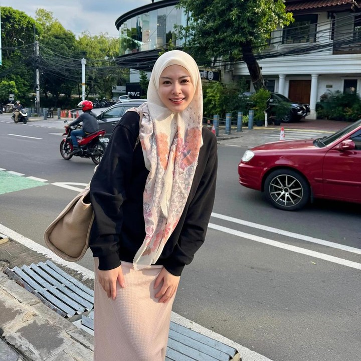 <p>Ayana Moon kini sukses membesarkan namanya sebagai selebgram mualaf. Perempuan asal Negeri Ginseng ini banyak dipuji karena gaya busananya yang santun namun modis. Tak hanya itu, kombinasi <em>outfit</em> Ayana Moon juga mudah diikuti karena sangat sederhana. Tengok saja perpaduan <em>sweatshirt</em> dan<em> pencil skirt</em> yang ia gunakan bersama hijab segi empat. Tetap modis meski simpel, ya? (Foto: Instagram @xolovelyayana)</p>