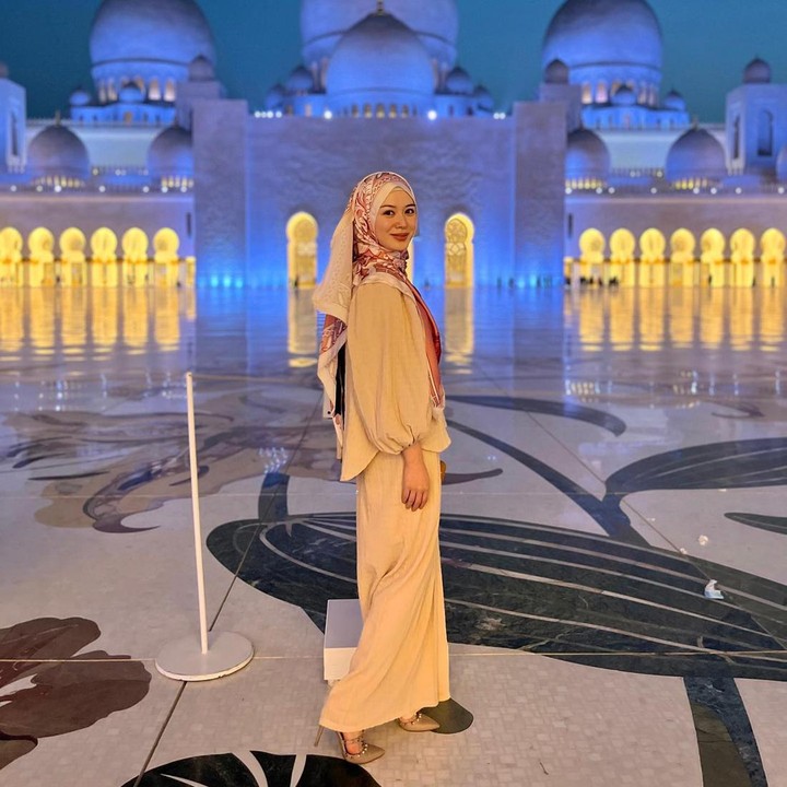 <p>Bunda yang sedang mencari inspirasi busana Lebaran bisa tengok gaya Ayana berikut ini. Ia memakai <em>blouse</em> beraksen <em>balloon sleeve</em> dengan<em> flare skirt.</em> Warna polos pada busana dipadukan bersama hijab segi empat bercorak penuh untuk tampilan yang mencuri perhatian. (Foto: Instagram @xolovelyayana)</p>