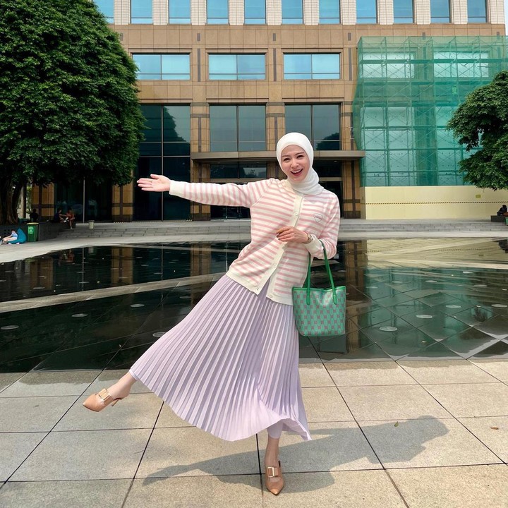<p>Gayanya yang manis juga diperlihatkan lewat warna-warna feminin seperti pink muda dan <em>lilac.</em> Ia memadukan <em>cardigan</em> bermotif <em>stripes</em> degan <em>pleated skirt</em> atau rok plisket yang elegan. (Foto: Instagram @xolovelyayana)</p>