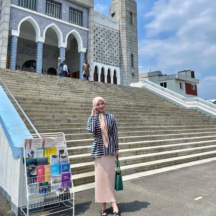 <p>Agar terlihat lebih <em>chic,</em> Bunda juga bisa gunakan aksesori seperti <em>belt</em> tipis yang membalut <em>outer.</em> Ayana juga memadukan dua corak berbeda, yaitu baju <em>stripes</em> dan <em>mini polkadot</em> pada roknya. (Foto: Instagram @xolovelyayana)</p>