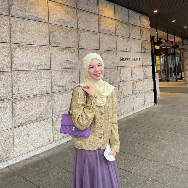 <p>Salah satu kunci penampilan Ayana Moon agar selalu terlihat manis adalah perpaduan warna yang lembut dari nuansa <em>pastel</em> hingga <em>earth tone.</em> Seperti pada foto, ia mengenakan <em>cardigan</em> serta hijab warna krem dengan ungu muda untuk rok dan tasnya. (Foto: Instagram @xolovelyayana)</p>