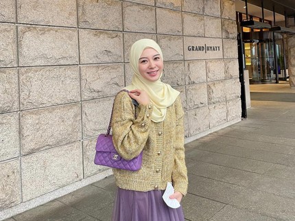 5 Potret Selebgram Korea Mualaf Ayana Moon dengan Padu Padan Rok, Stylish dan Anggun