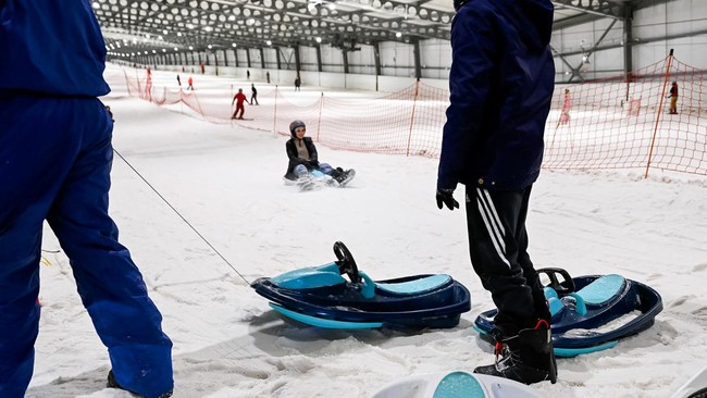 FOTO: Bermain Lintasan Ski Indoor Terpanjang di Prancis