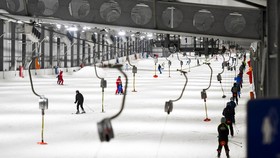 FOTO: Bermain Lintasan Ski Indoor Terpanjang di Prancis