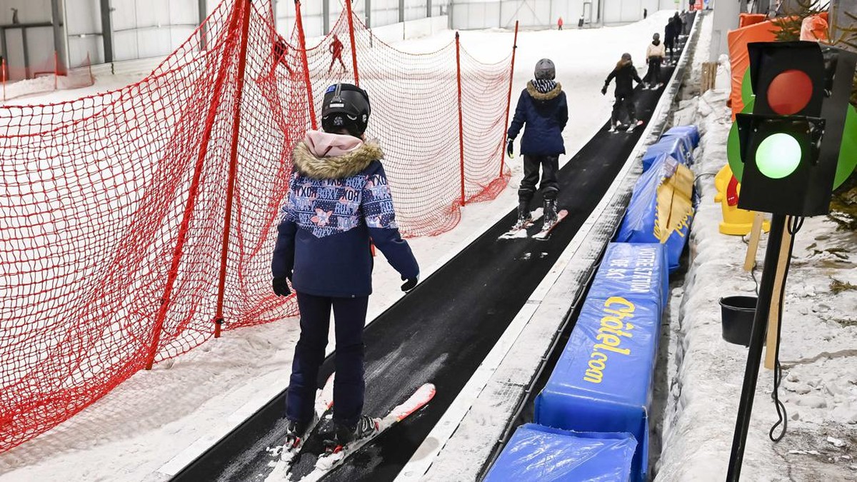 FOTO: Bermain Lintasan Ski Indoor Terpanjang di Prancis