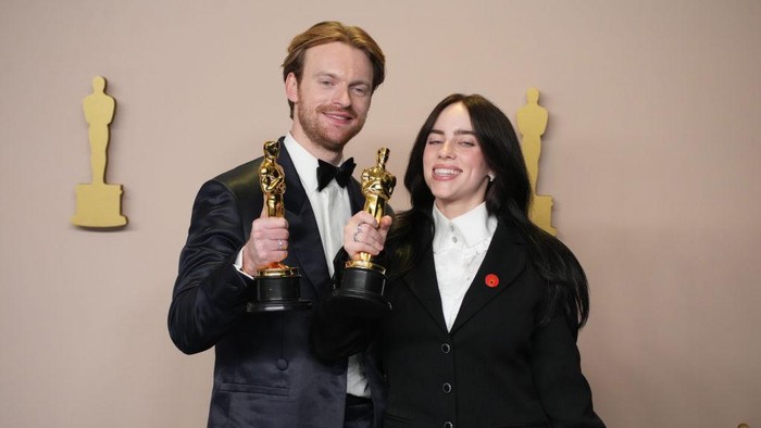 HOLLYWOOD, CALIFORNIA - MARCH 10: (L-R) Finneas O'Connell and Billie Eilish onstage in the press room at the 96th Annual Academy Awards at Ovation Hollywood on March 10, 2024 in Hollywood, California. (Photo by Jeff Kravitz/FilmMagic) 4 Momen Menarik Academy Awards 2024
