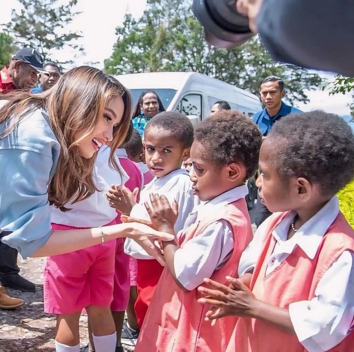 <p>Tak hanya fokus mempromosikan wisata dan budaya, Cinta juga menyempatkan diri untuk berkunjung ke salah satu PAUD, Bunda. Momen-momen bersama anak-anak di sana pun turut ia bagikan di akun Instagram pribadi. (Foto: Instagram @claurakiehl)<br /><br /><br /></p>