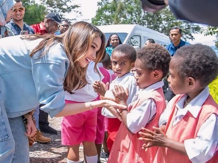 7 Potret Cinta Laura Berkunjung ke PAUD di Wamena, Happy Bersama Anak-anak