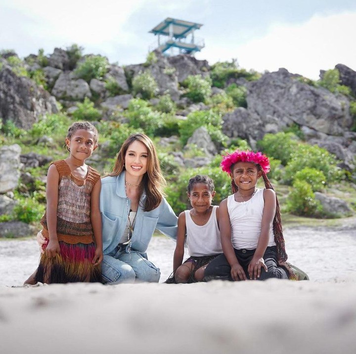 <p>Seru ya, Bunda? Semoga Cinta bisa memberikan pengalaman dan kenangan manis untuk anak-anak di sana serta misinya untuk mempromosikan wisata juga budaya Wamena berbuah manis, ya. (Foto: Instagram @claurakiehl)</p>