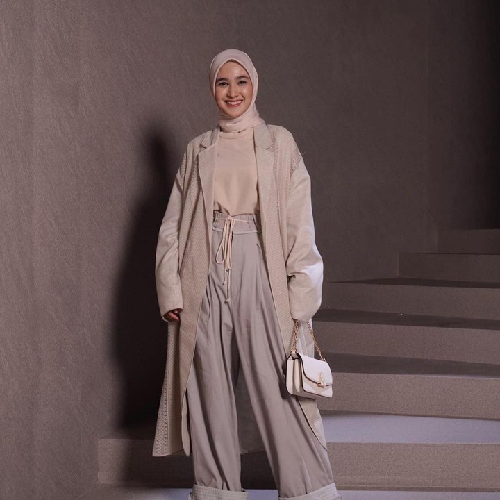 <p>Untuk gaya kasual, Bunda bisa tiru busana Cut Syifa yang terdiri dari kaus, celana <em>oversized,</em> dan <em>outer</em> berupa <em>coat.</em> Padu padan warna <em>earth tone</em> akan membuat tampilan Bunda terlihat <em>simple.</em> Bagaimana, tertarik untuk mensonteknya di bulan Ramadhan tahun ini? (Foto: Instagram @cutsyifaa)</p>