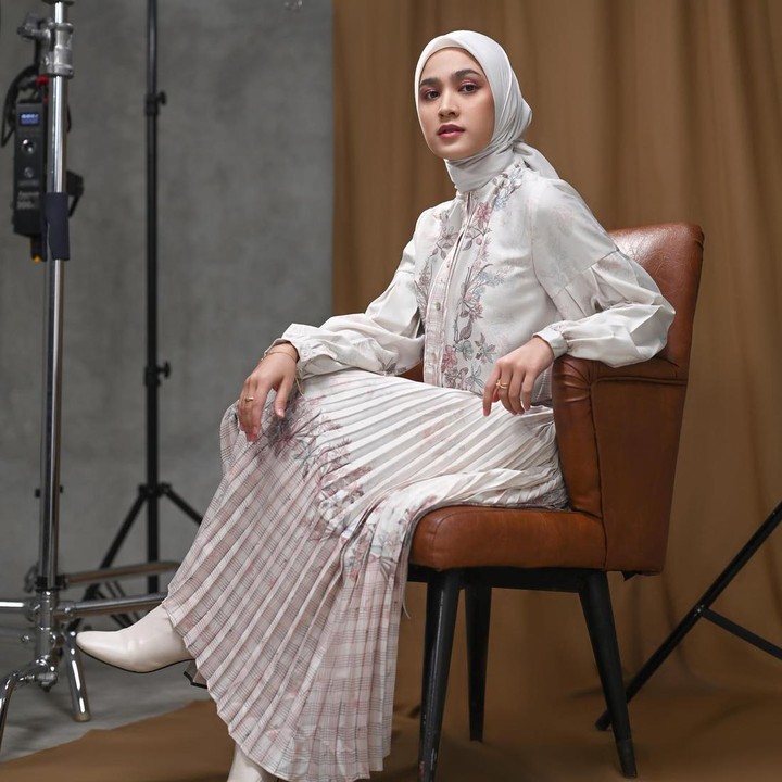 <p>Motif <em>floral</em> cukup banyak diterapkan di busana Muslimah. Selain elegan, corak ini akan menambah nuansa feminin seperti OOTD yang dipakai Cut Syifa. Ia mengenakan<em> blouse floral</em> dengan rok plisket bercorak serupa. Cut Syifa juga mengenakan hijab dan<em> clog heels</em> warna putih. (Foto: Instagram @cutsyifaa)</p>