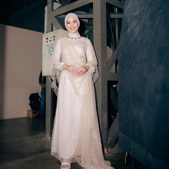 <p>Bunda yang menginginkan tampilan polos tapi lebih elegan dan berkelas juga bisa memakai gamis berhias tulle seperti yang dikenakan Cut Syifa berikut ini. Tambahan layering bernuansa <em>earth tone</em> yang lembut membuat penampilannya lebih menarik tanpa harus banyak mengenakan aksesoris tambahan. (Foto: Instagram @cutsyifaa)</p>