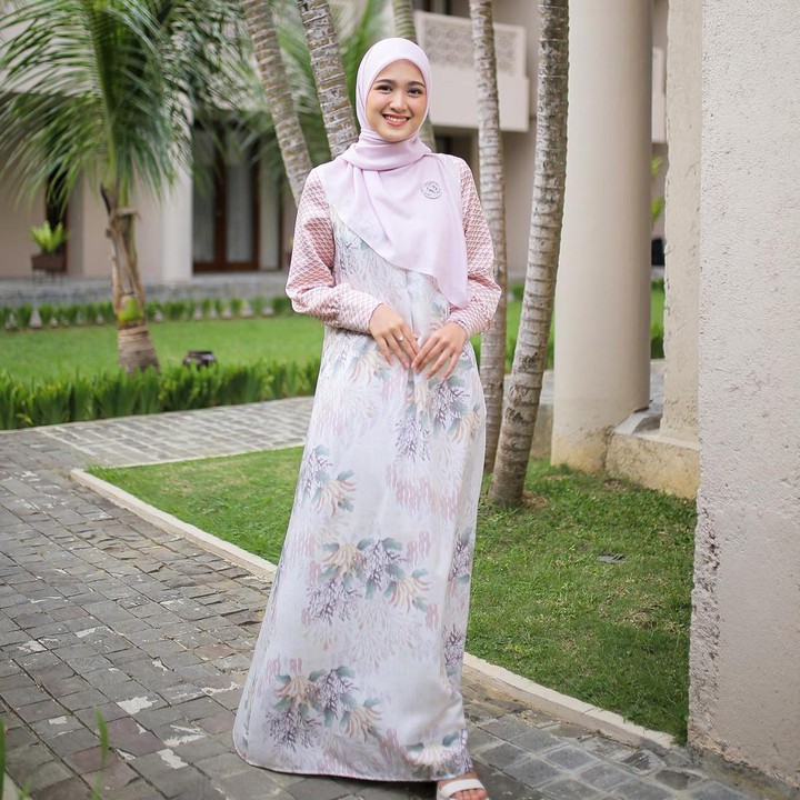 <p>Kombinasi motif <em>floral</em> dengan corak lain seperti pada bagian lengan gamis Cut Syifa juga bisa memberi kesan <em>playful.</em> Untuk warnanya, perpaduan nuansa <em>pastel</em> bisa menjadi pilihan yang cocok untuk busana Ramadhan dan Idul Fitri. (Foto: Instagram @cutsyifaa)</p>