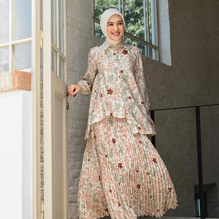 <p>Untuk tampilan yang lebih meriah, pakailah <em>outfit</em> bercorak <em>full pattern</em> seperti Cut Syifa. Ia memakai <em>blouse</em> dan rok plisket bermotif <em>floral</em> yang penuh. Padukan bersama hijab polos agar tampilannya tetap seimbang. (Foto: Instagram @cutsyifaa)</p>