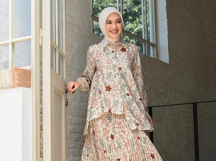 5 Potret Anggun Cut Syifa dalam Balutan Gamis Motif Floral hingga Earth Tone