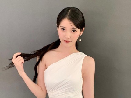 7 Inspirasi OOTD Dress Cantik ala IU, Tampil Anggun dan Menawan