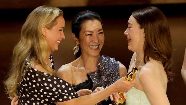 Michelle Yeoh buka suara soal momen awkward antara dirinya dengan Emma Stone dan Jennifer Lawrence di panggung Piala Oscar 2024. 