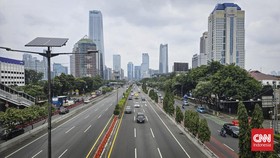 FOTO: Lengang Jalan Jakarta di Hari Pertama Ramadan
