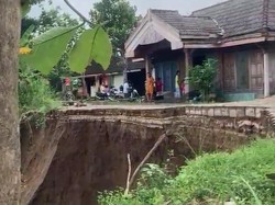 Jalan Longsor Imbas Luapan Bengawan Solo, Rumah Warga Blora Terancam