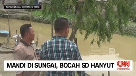 VIDEO: Mandi Di Sungai, Dua Bocah SD Hanyut