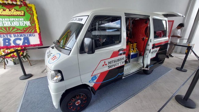 Salah satu cara memanfaatkan desain L100 EV ditunjukkan Mitsubishi yang mengubahnya menjadi mobil servis.