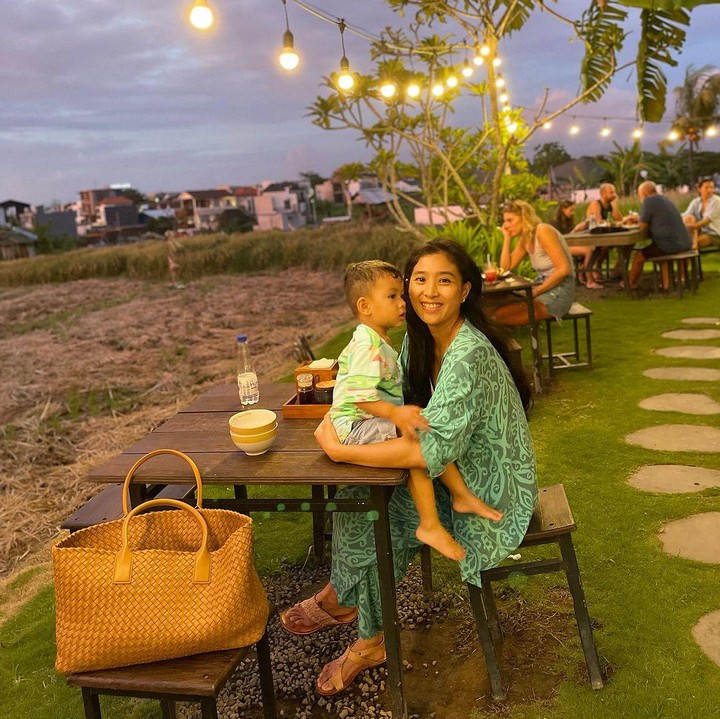 <p>"Banyak yang nanyain Si Kecil ke mana kok enggak ikut? Ini dia. Lagi santai-santai mas-nya, enggak mungkin dong Mas Hydro enggak ikut pergi sama Ibunya," kata Olivia seraya mengunggah momennya dengan Hydro. (Foto: Instagram: @oliviazallianty)</p>