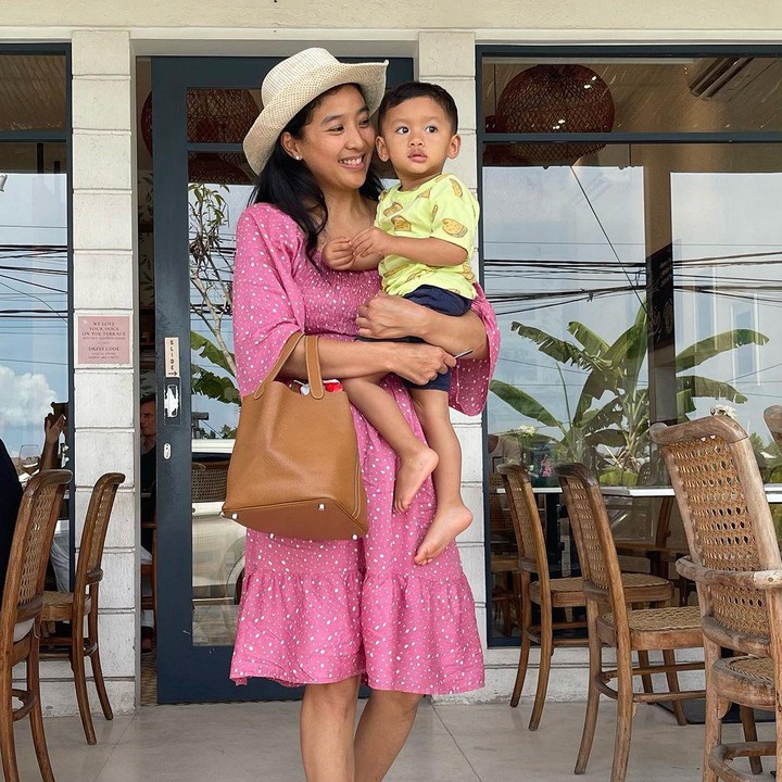 <p>Olivia sendiri melahirkan sang anak kala menginjak usia 40 tahun. Di usia yang sudah matang, adik Marcella Zalianty ini memang tidak ingin menunda untuk memiliki momongan. (Foto: Instagram: @oliviazallianty)</p>
