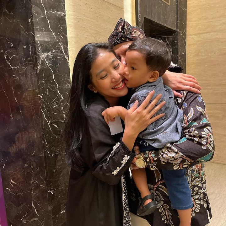 <p>Olivia Zalianty menikah dengan Ndaru Kusumo pada 2021, Bunda. Dari pernikahan ini, keduanya pun dikaruniai seorang putra yang tampan. (Foto: Instagram: @oliviazallianty)</p>