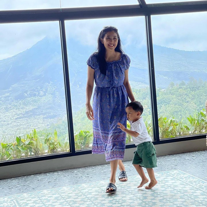 <p>"Suka banget sama keluarga ini. Sehat selalu ya semuanya," ungkap seorang netizen. "Sehat-sehat kalian semua ya," kata yang lainnya dengan emotikon hati. (Foto: Instagram: @oliviazallianty)</p>