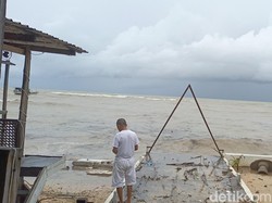Warung di Pantai Warna Kupang Porak-poranda Diterjang Ombak