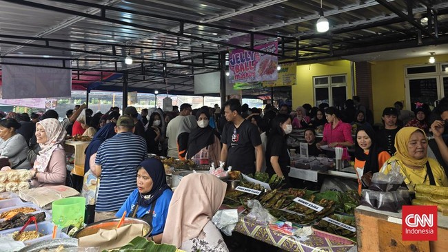 Warga memadati Pasar Takjil Benhil di hari pertama puasa Ramadan. Beberapa makanan sudah ludes terjual sebelum waktu berbuka.