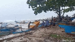 Diterjang Rob dan Badai, Nelayan Ujunggenteng Sukabumi Merugi Rp 3,6 M