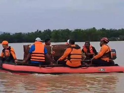 Banjir Membuat Jenazah Nenek Sutini Terpaksa Dimakamkan di Desa Sebelah