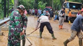 Longsor di Jalan Makale-Rantepao Tana Toraja Timpa Ambulans