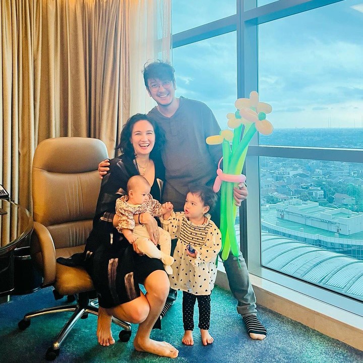 <p>"Semoga keluarga kecil kami selalu bahagia dan sehat," ungkap Dimas dan Nadine seraya mengunggah potret kebersamaannya dengan kedua putrinya. (Foto: Instagram: @nadinelist)</p>