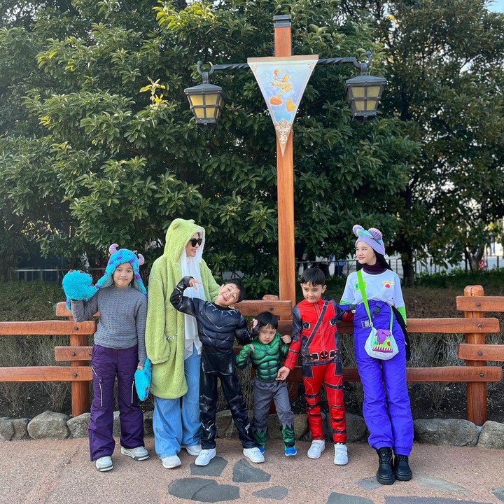 <p>Setelah menikah dengan Hanung Bramantyo, Zaskia Adya Mecca dikaruniai 5 orang anak, Bunda. Kelimanya diberi nama Sybilla, Kala, Kaba, Bhre Kata, dan Bhaj Kama Bramantyo. (Foto: Instagram: @zaskiadyamecca)</p>