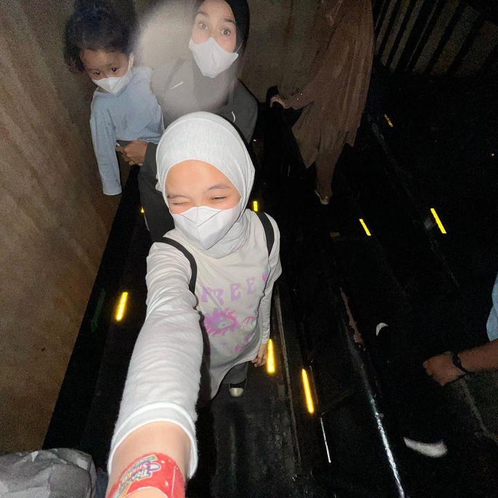 <p>"Ini overall Syb Rp5 ribuan kelihatan jadi Rp5 juta dipakai Sybil hehe," ungkap seorang netizen. "Sybil masyaAllah cuantik poll," papar yang lainnya. (Foto: Instagram: @kana.sybilla)</p>
