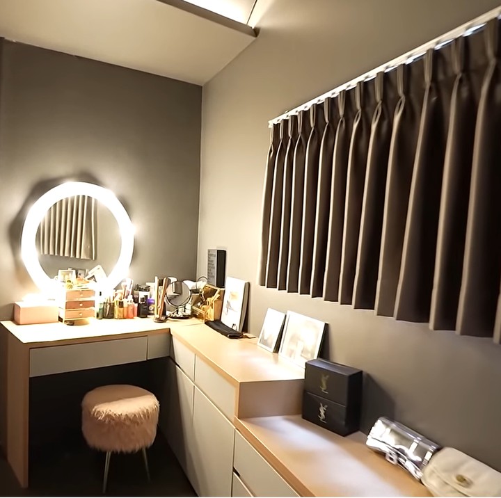 <p>Di sudut kamar Onad, terdapat area meja rias yang digunakan oleh sang istri ketika ingin memakai skincare dan makeup. Area ini diterangi oleh lampu yang terdapat pada kaca rias. (Foto: YouTube Taulany TV)</p>