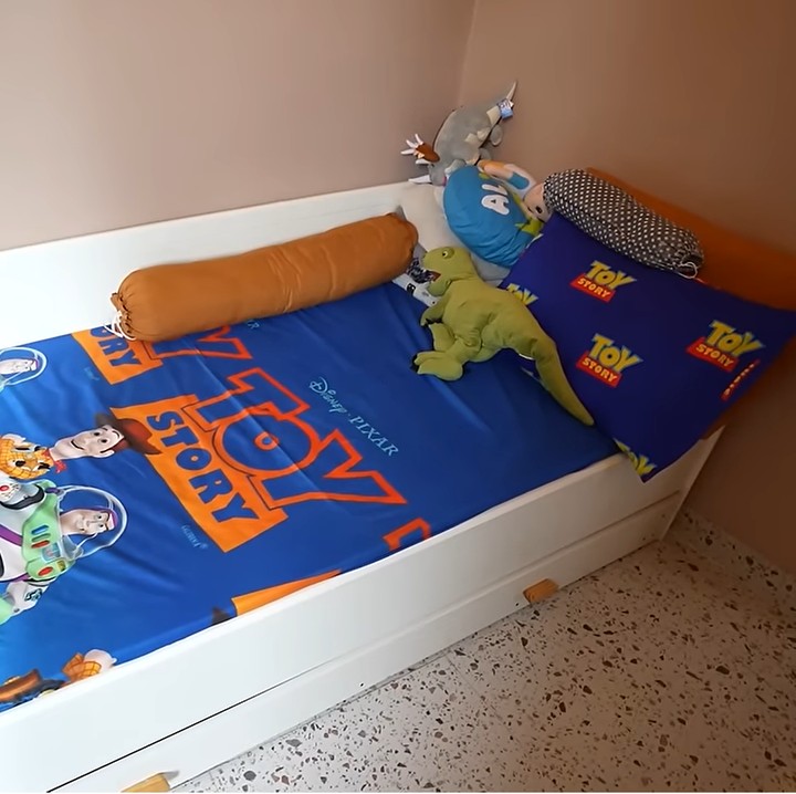 <p>Sementara itu kamar sang putra, Juan Gianluca Leonardo terlihat lebih ceria dengan perabotan yang bergambar karakter kartun. "Dia ini lagi tergila-gila sama<em> Toy Story,</em>" kata Onad. (Foto: YouTube Taulany TV)</p>
