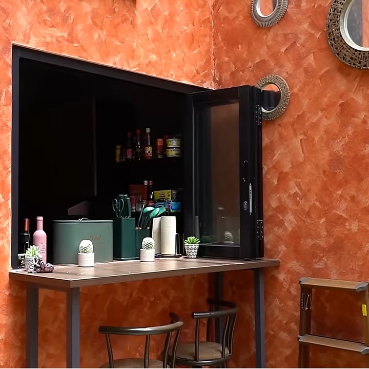 <p>Di ruangan itu, Onad juga menyiapkan area bar. Para tamu yang datang berkunjung bisa menikmati minuman yang ia buat di sini. (Foto: YouTube Taulany TV)</p>