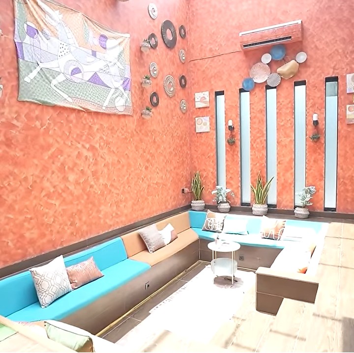 <p>Para tamu yang berkunjung ke rumah Onad akan dibawa ke ruangan di bagian belakang. Area yang posisinya menurun ini dibuat dengan konsep Mediterania yang didominasi oleh warna cerah. (Foto: YouTube Taulany TV)</p>