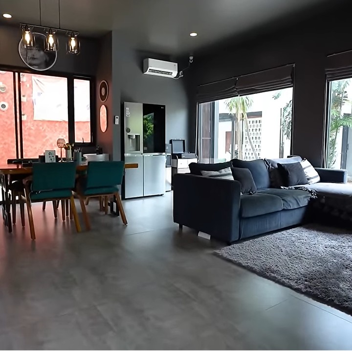 <p>Onad dan istrinya, Beby Prisillia Gustiansyah telah merenovasi rumah mereka. Bagian depan hunian tersebut terdiri dari ruang keluarga yang bersebelahan dengan ruang makan. (Foto: YouTube Taulany TV)</p>