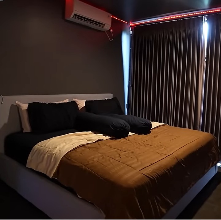 <p>Area kamar Onad dan Istri terlihat lebih gelap daripada ruangan lainnya. Pasangan ini memang menyukai nuansa temaram, Bunda. "Kita tuh suka warna gelap kayak hitam dan abu-abu gitu," kata Beby. (Foto: YouTube Taulany TV)</p>